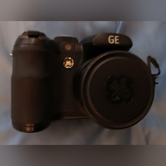 General Electric 20mp digital camera for parts or not working - Picture 2 of 3